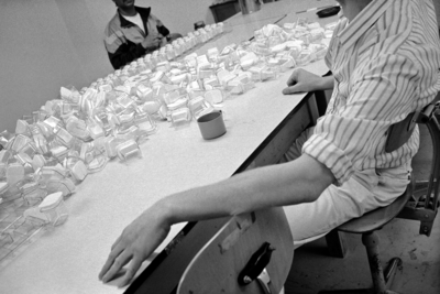 853645 Afbeelding van enkele gedetineerden tijdens hun werkzaamheden in het Huis van Bewaring Wolvenplein (Wolvenplein ...